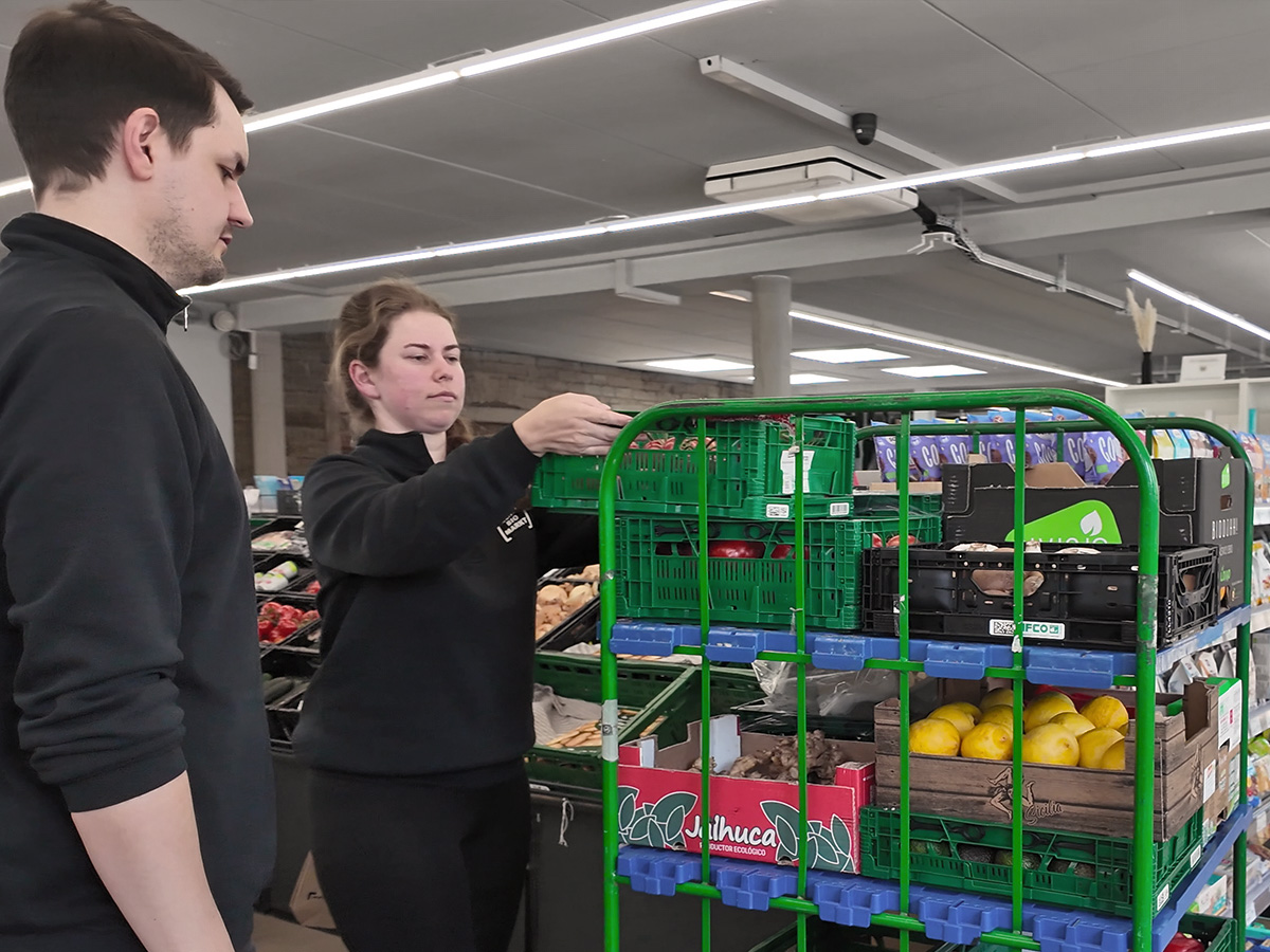Marcel und Natalie bei der arbeit 